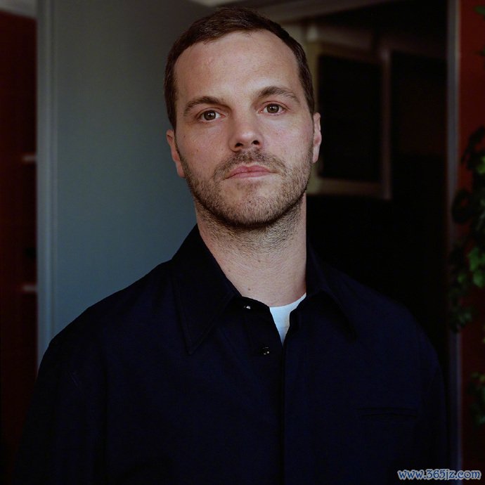 Matthieu Blazy毕业于比利时的La Cambre学院    图/香奈儿微博